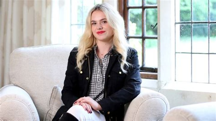 Who is This Esme Dating Now