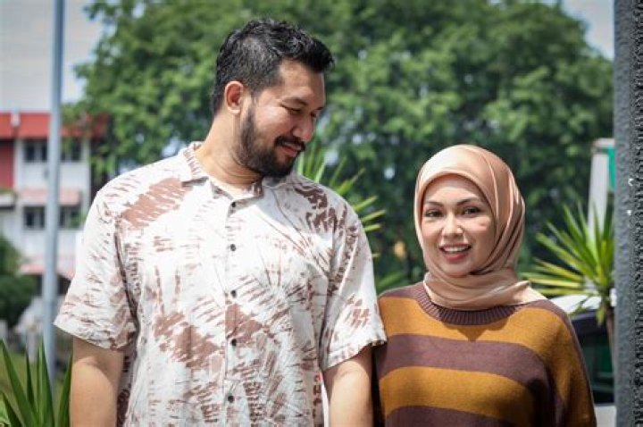 Who is Ungku Ismail Aziz Dating Now?
