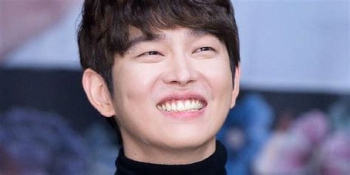 Who is Yoon Kyun-sang Dating Now