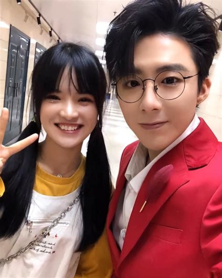 Who is Zhongni Zhu Dating Now?